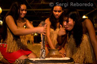 Mujeres Yaguas del pueblo de Indiana hacen una demostración de cómo se elabora el masato, una bebida alcohólica que se fabrica masticando y fermentando la raíz de la yuca.