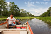 Navegando por uno de los afluyentes del Amazonas a unos 40 kilómetros de Iquitos cerca del pueblo de Indiana. 