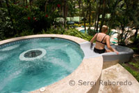 Piscina d'hidromassatge del Ceiba Tops Luxury Lodge de Explorama.