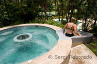 Piscina de hidromasajes del Ceiba Tops Luxury Lodge de Explorama. 