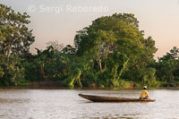 Una barca navegant per un dels afluents de l'Amazones a uns 40 quilòmetres de Iquitos a prop del poble d'Indiana.