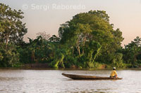 Una barca navegando por uno de los afluyentes del Amazonas a unos 40 kilómetros de Iquitos cerca del pueblo de Indiana.