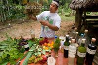 El chamán local cura las diferentes enfermedades a base de leche de ojé, jengibre, clavo, y otros muchos productos naturales llegando a realizar incluso rituales con ayahuasca si es preciso.