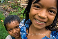 Uns nens riberencs del poblat de Timicuro I somriuen davant la càmera.