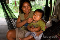 Una dona riberenca del poblat de Timicuro I descansa en la hamaca al costat del seu fill.