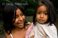 Uns nens riberencs del poblat de Timicuro I somriuen davant la càmera.