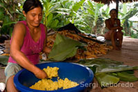 A woman riverside village of Timicuro juanes I prepared some rice and chicken.