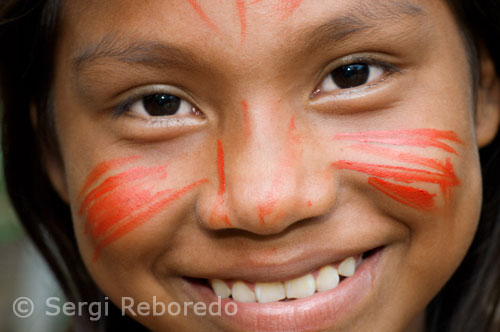 Poblat yagua. Una adolescent pintada tradicionalment posa davant la càmera. Els Yaguas estan acostumats als estrangers, pel que no són hostils, al contrari, generalment reben bé als visitants. En alguna ocasió, fins i tot, celebren alguna cerimònia o dansa en la tots participen en honor dels hostes.