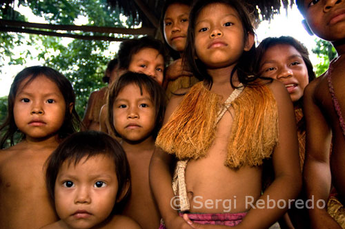 Yagua town. Snapshot of some of the people that make up this coastal settlement. They are one of the main attractions of tourism in Peru, but in turn are one of the great forgotten in this country which has tourism as a princpales sources of foreign exchange earnings. They are the Yaguas, an Indian tribe after living in the virgin forests of the Amazon, Peru, were relocated near the city of Iquitos. Latino reporter visited the village in this community who are the living legacy of this great cultural wealth that lies in Peru.