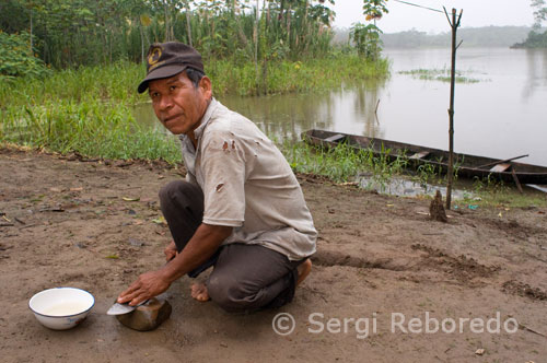 A coastal village of Timicuro I sharpen a knife outside his home. Living community of 16 185 children, most do go to school, unlike other indigenous children in the Amazon. However, most suffer from stomach and respiratory infections, largely because they do not have water and sewer services.