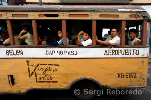 Autobús de pasajeros que cubre el trayecto entre el aeropuerto y el centro de iquitos. Iquitos es el lugar ideal además para los turistas y viajeros que se animen a adentrarse en zonas de selva resguardadas como parques y reservas, donde existen aún lugares por descubrir y que jamás fueron explorados. La ciudad, es una curiosidad en sí misma: aislada por la densidad impenetrable de la selva, Iquitos es accesible sólo por vía fluvial o aérea, encontrándose al margen del río Amazonas, en la región de Loreto. El aspecto de la ciudad, en su mayor parte, es el de una aldea, poblada por la tribu de los Iquitos, de quienes la ciudad tomó finalmente el nombre al ser fundada en sintonía con la fiebre del oro y porteriormente, el furor del caucho.  