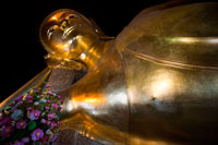 Bangkok. El Buda Reclinado, Templo Wat Pho, Isla Rattanakosin, en Bangkok, Tailandia. Wat Pho (Templo del Buda Reclinado), o Wat Phra Chetuphon, se encuentra detrás del Templo del Buda de Esmeralda y una cita obligada para cualquier visitante por primera vez en Bangkok. Es uno de los mayores complejos de templos de la ciudad y famoso por su gigantesco Buda reclinado que mide 46 metros de largo y está cubierto de pan de oro. Es un fácil paseo de diez minutos entre aquí y el Gran Palacio, y se recomienda a venir a Wat Pho segundo, porque a pesar de que el Buda de oro aquí es tan populares que muchas personas no se toman el tiempo para pasear por el resto del complejo, así la experiencia tiende a ser mucho más relajante.