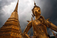 Bangkok. Grand Palace Wat Phra Kaeo Estatua Oro Apsonsi Bangkok Tailandia. Gran Palacio y el Templo del Buda de Esmeralda Wat Phra Kaeo. El Gran Palacio LBTR: Phra Borom Maha Ratcha Wang es un complejo de edificios en el centro de Bangkok, Tailandia. El palacio ha sido la residencia oficial de los Reyes de Siam (y más tarde Tailandia) desde 1782. El rey, su corte y su gobierno real se basaron en los terrenos del palacio hasta 1925. El actual monarca, el rey Bhumibol Adulyadej (Rama IX ), actualmente reside en Chitralada Palace, pero la Gran Palacio aún se utiliza para actos oficiales.