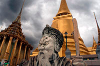 Bangkok. Stupa de oro y piedra Guardián Wat Phra Kaew, cerca del Gran Palacio Real de Bangkok Tailandia. Gigante Tutor en el frente de la estupa de oro Phra Sri Rattana Chedi y biblioteca Phra Mondop en Wat Phra Kaew, Bangkok, Tailandia. El Gran Palacio LBTR: Phra Borom Maha Ratcha Wang es un complejo de edificios en el centro de Bangkok, Tailandia. El palacio ha sido la residencia oficial de los Reyes de Siam (y más tarde Tailandia) desde 1782. El rey, su corte y su gobierno real se basaron en los terrenos del palacio hasta 1925. El actual monarca, el rey Bhumibol Adulyadej (Rama IX ), actualmente reside en Chitralada Palace, pero la Gran Palacio aún se utiliza para actos oficiales. Varias ceremonias reales y las funciones del Estado se llevan a cabo dentro de los muros del palacio cada año. El palacio es uno de los atractivos turísticos más populares en Tailandia.