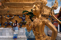 Bangkok. Grand Palace Wat Phra Kaeo Or Estàtua Apsonsi i turistes. Bangkok Tailàndia. Wat Phra Kaew, el Gran Palau, Estàtues en Wat Phra Kaew. Gran Palau i el Temple del Buda d'Esmeralda Wat Phra Kaeo. El Gran Palau LBTR: Phra Borom Maha Ratcha Wang és un complex d'edificis al centre de Bangkok, Tailàndia. El palau ha estat la residència oficial dels Reis de Siam (i més tard Tailàndia) des 1782. El rei, la seva cort i el seu govern real es van basar en els terrenys del palau fins 1925. L'actual monarca, el rei Bhumibol Adulyadej (Rama IX), actualment resideix a Chitralada Palace, però la Gran Palau encara s'utilitza per a actes oficials.