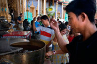 Bangkok. Ore y ofrendas, bot, Buda, Oraciones, pueblo, templo, Wat Phra Kaeo, el Grand Palace, Bangkok, Tailandia, Asia. Los tailandeses rezando, con flores de loto y palillos de incienso - Wat Phra Kaew Gran Palacio de Bangkok Tailandia. El Gran Palacio LBTR: Phra Borom Maha Ratcha Wang es un complejo de edificios en el centro de Bangkok, Tailandia. El palacio ha sido la residencia oficial de los Reyes de Siam (y más tarde Tailandia) desde 1782. El rey, su corte y su gobierno real se basaron en los terrenos del palacio hasta 1925. El actual monarca, el rey Bhumibol Adulyadej (Rama IX ), actualmente reside en Chitralada Palace, pero la Gran Palacio aún se utiliza para actos oficiales.