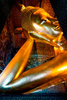 Bangkok. El Buda Reclinado, Templo Wat Pho, Isla Rattanakosin, en Bangkok, Tailandia. Wat Pho (Templo del Buda Reclinado), o Wat Phra Chetuphon, se encuentra detrás del Templo del Buda de Esmeralda y una cita obligada para cualquier visitante por primera vez en Bangkok. Es uno de los mayores complejos de templos de la ciudad y famoso por su gigantesco Buda reclinado que mide 46 metros de largo y está cubierto de pan de oro. Es un fácil paseo de diez minutos entre aquí y el Gran Palacio, y se recomienda a venir a Wat Pho segundo, porque a pesar de que el Buda de oro aquí es tan populares que muchas personas no se toman el tiempo para pasear por el resto del complejo, así la experiencia tiende a ser mucho más relajante.