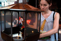 Bangkok. Mujer rezando en la capilla de Erawan. Bangkok. Tailandia. Santuario de Erawan de Bangkok es Brahman, no es estrictamente budista. Y, sin embargo, este famoso santuario atrae a más visitantes de lo que muchos de los templos de la ciudad. Fue erigido a mediados de la década de 1950, después de que el gobierno tailandés había decidido construir el lujo Erawan Hotel en esta ubicación. Sin embargo, las primeras etapas de la construcción fueron acosados por tantos problemas que los trabajadores supersticiosos se negaron a continuar a menos que se aplacan los espíritus de la tierra. Después de las consultas con los astrólogos, la erección de un santuario en honor al cuatro caras Brahma Dios, Que Tao Mahaprom, fue considerado como una solución favorable.