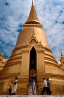 Bangkok. Stupa d'or, Temple del Buda d'Esmeralda (Wat Phra Kaew) al Gran Palau de Bangkok, Tailàndia, el sud-est d'Àsia, Àsia. El Gran Palau LBTR: Phra Borom Maha Ratcha Wang és un complex d'edificis al centre de Bangkok, Tailàndia. El palau ha estat la residència oficial dels Reis de Siam (i més tard Tailàndia) des 1782. El rei, la seva cort i el seu govern real es van basar en els terrenys del palau fins 1925. L'actual monarca, el rei Bhumibol Adulyadej (Rama IX), actualment resideix a Chitralada Palace, però la Gran Palau encara s'utilitza per a actes oficials. Diverses cerimònies reals i les funcions de l'Estat es duen a terme dins dels murs del palau cada any.