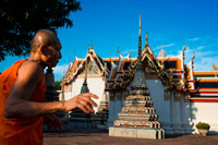 Bangkok. Monjo budista dins de temple de Wat Pho, Bangkok, Tailàndia. Wat Pho (Temple del Buda Reclinat), o Wat Phra Chetuphon, es troba darrere del Temple del Buda d'Esmeralda i una cita obligada per a qualsevol visitant per primera vegada a Bangkok. És un dels majors complexos de temples de la ciutat i famós per la seva gegantí Buda reclinat que mesura 46 metres de llarg i està cobert de pa d'or. És un fàcil passeig de deu minuts entre aquí i el Gran Palau, i es recomana a venir a Wat Pho segon, perquè tot i que el Buda d'or aquí és tan populars que moltes persones no es prenen el temps per passejar per la resta del complex, així l'experiència tendeix a ser molt més relaxant.