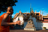 Bangkok. Monje budista dentro de templo de Wat Pho, Bangkok, Tailandia. Wat Pho (Templo del Buda Reclinado), o Wat Phra Chetuphon, se encuentra detrás del Templo del Buda de Esmeralda y una cita obligada para cualquier visitante por primera vez en Bangkok. Es uno de los mayores complejos de templos de la ciudad y famoso por su gigantesco Buda reclinado que mide 46 metros de largo y está cubierto de pan de oro. Es un fácil paseo de diez minutos entre aquí y el Gran Palacio, y se recomienda a venir a Wat Pho segundo, porque a pesar de que el Buda de oro aquí es tan populares que muchas personas no se toman el tiempo para pasear por el resto del complejo, así la experiencia tiende a ser mucho más relajante.