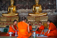 Bangkok. Monjos resant al temple de Wat Suthat Thepwararam. Bangkok. Monjos a Wat Suthat Thepwararam Ratchaworamahaviharn, Bangkok, Tailàndia, Àsia. Quan esmentem Wat Suthat Thep Wararam (o en curt, Wat Suthat), pensem en l'enorme i meravellosament fet a mà Phra Sri Sakayamuni (o pronunciem com Sisakayamunee "Si-Sak-kaya-mu-nee" o) imatge de Buda al temple. Per amulets col·leccionistes, Phra Kring de Wat Suthat té el seu atractiu màgic. Aquest temple està situat en Bamrungmuang Road, centre de Bangkok Metropolità on de vegades els vilatans anomenaven com Krung Ratanakosin. En realitat no és massa lluny d'altres llocs d'interès turístic com el Royal Palace Grand, Museu Nacional, etc., i en els pocs quilòmetres quadrats, es pot trobar als altres temples d'escales o interessos similars, com Wat Boworniweithviharn, Wat Thepthidaram , Wat Mahannopphram, Wat Mahadhat, Wat Phra Chetuphon (Wat Pho), Wat Arun, Wat Rachapradit etc. Wat Suthat va ser construït en 1807 dC