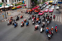 Bangkok. El trànsit a Bangkok prop MBK centre de Tailàndia al sud-est d'Àsia. Motos són ubics a Tailàndia, però els cascos no són. Els activistes tenen com a objectiu fer front a un problema que cobra milers de vides. Tailàndia ocupa el pitjor del món per a motocicletes i vehicles de dues rodes baixes, amb més de 11.000 conductors de motocicletes o passatgers morint anualment. Les estadístiques oficials indiquen aquest compte incidents el 70% de les morts en carretera del país. Molts moren perquè no porten un casc. D'acord amb un informe de la Fundació de Seguretat de la motocicleta, genets sense cascos a Tailàndia són entre dues i tres vegades més probabilitats de ser assassinats, i tres vegades més propensos a patir un "resultat desastrós".