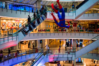 Bangkok. Centro comercial Centralworld. Bangkok. Tailandia. Un colgando estatuilla Spider-Man aparece en un comercial centro comercial de Bangkok. Para celebrar el lanzamiento de la película The amazing Spider-Man 2 en Bangkok, un centro comercial centro comercial muy conocido muestra una enorme colgando estatuilla de Spider-Man. El centro comercial es el más grande de Bangkok, con cientos de tiendas. CentralWorld mega-complejo comercial ofrece una de las más emocionantes experiencias de compras en Bangkok. Lo tiene todo, desde tiendas de ropa de marca, moda funky, aparatos de alta tecnología, librerías y mobiliario de diseño para tiendas de comestibles importados, un cartel de bancos, salones de belleza, restaurantes gourmet e incluso una pista de patinaje sobre hielo. Con tantas opciones tentadoras para explorar, fácilmente podría pasar medio día aquí sin darse cuenta.