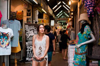 Bangkok. Mujer que compra la ropa en tiendas en Chatuchak Weekend Market o Jatujak Mercado; es uno de los mercados de fin de semana más grandes del mundo abarca superficie de 70 rai (27 hectáreas) en total divididos en 27 secciones, contiene más de 15.000 puestos de venta de productos de todas partes de Tailandia. Chatuchak Weekend Market, es el centro comercial muy popular de los tailandeses y se ha convertido en un lugar popular para los turistas y los extranjeros que permanezcan en Bangkok, cuenta con más de 200.000 visitantes cada día (sáb-dom) 30% es extranjero.