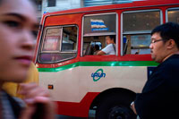 Bangkok. El autobús público en la calle. Vea abajo de la carretera Thanon Yaowarat en la noche en el céntrico barrio de Chinatown de Bangkok, Tailandia. Yaowarat y Phahurat es multicultural barrio de Bangkok, situada al oeste de Silom y sureste de Rattanakosin. Yaowarat Road es el hogar de la comunidad china grande de Bangkok, mientras que los de etnia india se han congregado alrededor Phahurat Road. Durante el día, Yaowarat no se ve muy diferente de cualquier otra parte de Bangkok, aunque el barrio se siente como un gran mercado de la calle y hay algunas joyas ocultas esperando a ser explorado. Pero por la noche, los letreros de neón resplandecientes con caracteres chinos están encendidos y las multitudes de los restaurantes se dejan caer por las calles, convirtiendo la zona en una miniatura de Hong Kong (menos los rascacielos). Phahurat es un lugar excelente para la compra de telas, accesorios y objetos religiosos.