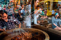 Bangkok. Castanyes rostides, el barri xinès de Bangkok, Tailàndia. Parada del mercat i el menjar del carrer estan preparant al barri xinès de Bangkok, Tailàndia. Yaowarat, el barri xinès de Bangkok, és el més famós destí menjar del carrer en el món i el districte de menjador favorit local. En aquesta aventura la nit hora, portem a descobrir els sabors sofisticats de comunitat de 200 anys de Bangkok que és rica en tradició entre Tailàndia i la Xina i el menjar deliciós. Durant el recorregut vostè haurà de caminar per explorar i degustar la cuina local de 7 restaurants famosos, va variar de venedors ambulants d'aliments a famosos comensals entre Tailàndia i la Xina.