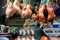 Bangkok. Parada del mercado y la comida de la calle están preparando en el barrio chino de Bangkok, Tailandia. Yaowarat, el barrio chino de Bangkok, es el más famoso destino comida de la calle en el mundo y el distrito de comedor favorito local. En esta aventura la noche temprano, traemos a descubrir los sabores sofisticados de comunidad de 200 años de Bangkok que es rica en tradición entre Tailandia y China y la comida deliciosa. Durante el recorrido usted tendrá que caminar para explorar y degustar la cocina local de 7 restaurantes famosos, varió de vendedores ambulantes de alimentos a renombrados comensales entre Tailandia y China. Entre cada lugar de degustación, obtendrá la exposición detrás de la escena de este barrio único: el cumplimiento de los personajes animados del bazar comida, escuchar sus historias memorables, y visitar monumentos religiosos y culturales.