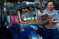 Bangkok. Tuk tuk llegir el Newpaper. Tuk-tuks o 'sam valor' (tres rodes) solia ser la forma preferida de tot el món de moure per Bangkok abans de la BTS, MRT i taxis de colors es van fer càrrec. Procedents d'un rickshaw antiquat durant la segona guerra mundial, un tuk-tuk és essencialment un rickshaw amb un petit motor instal·lat a. Tuk-tuks s'han convertit en una de les característiques de transport més recognoscibles de Bangkok, i segueixen sent populars entre els turistes i visitants. Muntar un tuk-tuk és més d'una experiència més que una forma pràctica d'aconseguir voltant. Així que, si és la primera vegada en The Big Mango, no hi ha res dolent en donar una oportunitat.