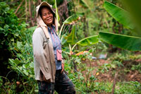 Bangkok. Retrato de la mujer agricultor. Ko Kret (también Koh Kred) es una isla en el río Chao Phraya, a 20 km al norte de Bangkok, Tailandia. La isla sólo data de 1722, cuando un canal fue construido como un atajo para eludir una curva en la rama de OM Kret del río Chao Phraya. Mientras el canal se amplió varias veces, la sección cortada finalmente se convirtió en una isla separada. La isla sigue sirviendo de refugio a las tribus lun que dominaron el centro de Tailandia entre los siglos décimo sexto y ya han mantenido una identidad diferenciada en su versión del budismo y, en particular a Ko. Una forma de llegar a Ko Kret es tomar la vez a la semana Chao Phraya Express, que sale del muelle central (BTS Saphan Taksin) todos los domingos a las 09:00 y visita una serie de atracciones, antes de regresar a las 15:30. El costo del crucero y la visita guiada es de 300 baht (sin almuerzo). Muchas otras compañías también ofrecen excursiones similares, a menudo sólo como una parada en un viaje más largo río arriba a Ayutthaya.