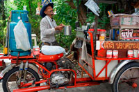 Bangkok. Bar Caffe en una motocicleta. Preparació del cafè i begudes. Ko Kret (també Koh Kred) és una illa en el riu Chao Phraya, a 20 km al nord de Bangkok, Tailàndia. L'illa només data de 1722, quan un canal va ser construït com una drecera per eludir una corba en la branca d'OM Kret del riu Chao Phraya. Mentre el canal es va ampliar diverses vegades, la secció tallada finalment es va convertir en una illa separada. L'illa segueix servint de refugi a les tribus dl que van dominar el centre de Tailàndia entre els segles setzè i ja han mantingut una identitat diferenciada en la seva versió del budisme i, en particular a Ko.