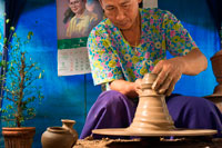 Bangkok. Cerámica Ko Kred, Bangkok, Tailandia. Potter girando jarrón de arcilla en la rueda de alfareros en un taller artesanal en Ko Kred Island, cerca de Bangkok, Tailandia. Ko Kret (también Koh Kred) es una isla en el río Chao Phraya, a 20 km al norte de Bangkok, Tailandia. La isla sólo data de 1722, cuando un canal fue construido como un atajo para eludir una curva en la rama de OM Kret del río Chao Phraya. Mientras el canal se amplió varias veces, la sección cortada finalmente se convirtió en una isla separada. La isla sigue sirviendo de refugio a las tribus lun que dominaron el centro de Tailandia entre los siglos décimo sexto y ya han mantenido una identidad diferenciada en su versión del budismo y, en particular a Ko.