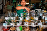 Bangkok. Gelats i dolços botiga a Chatuchak Weekend Market o Jatujak Mercat; és un dels mercats de cap de setmana més grans del món abasta superfície de 70 rai (27 hectàrees) en total dividits en 27 seccions, conté més de 15.000 llocs de venda de productes d'arreu de Tailàndia. Chatuchak Weekend Market, és el centre comercial molt popular dels tailandesos i s'ha convertit en un lloc popular per als turistes i els estrangers que romanguin a Bangkok, compta amb més de 200.000 visitants cada dia (ds-dg) 30% és estranger.