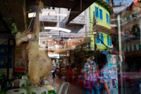 Bangkok. Pollo en un restaurante en la ciudad de China mercado de alimentos, Bangkok, Tailandia. Yaowarat, el barrio chino de Bangkok, es el más famoso destino comida de la calle en el mundo y el distrito de comedor favorito local. En esta aventura la noche temprano, traemos a descubrir los sabores sofisticados de comunidad de 200 años de Bangkok que es rica en tradición entre Tailandia y China y la comida deliciosa. Durante el recorrido usted tendrá que caminar para explorar y degustar la cocina local de 7 restaurantes famosos, varió de vendedores ambulantes de alimentos a renombrados comensales entre Tailandia y China. Entre cada lugar de degustación, obtendrá la exposición detrás de la escena de este barrio único: el cumplimiento de los personajes animados del bazar comida, escuchar sus historias memorables, y visitar monumentos religiosos y culturales.