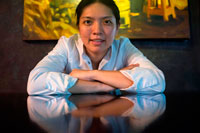 Bangkok. Xef Bo Songvisava, el millor cuiner de la dona a Àsia al seu restaurant Bo Lan a Bangkok. Tailàndia. Xef Bo Songvisava està trencant fronteres. Cuines professionals de tot el món segueixen dominades pels xefs masculins. A Àsia, és rar veure a una dona xef, fins i tot més que un xef d'Àsia dona al capdavant d'un restaurant. L'any passat, els 50 millors restaurants d'Àsia van concedir el seu premi inaugural al millor xef femenina d'Àsia en Duangporn Songvisava, més popularment conegut pel seu sobrenom, Bo. El xef tailandès està darrere Bo.lan, un dels cinc restaurants a Tailàndia perquè sigui a la prestigiosa llista dels 50 millors.