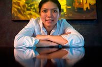 Bangkok. Chef Bo Songvisava, el mejor cocinero de la mujer en Asia en su restaurante Bo Lan en Bangkok. Tailandia. Chef Bo Songvisava está rompiendo fronteras. Cocinas profesionales de todo el mundo siguen dominadas por los chefs masculinos. En Asia, es raro ver a una mujer chef, incluso más que un chef de Asia mujer al frente de un restaurante. El año pasado, los 50 mejores restaurantes de Asia concedieron su premio inaugural al mejor chef femenina de Asia en Duangporn Songvisava, más popularmente conocido por su apodo, Bo. El chef tailandés está detrás Bo.lan, uno de los cinco restaurantes en Tailandia para que sea a la prestigiosa lista de los 50 mejores.