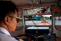Bangkok. Conductor Chao Praya Vaixell exprés. Bangkok, vaixell públic interior, ferri. Bangkok. Àsia. El riu Chao Phraya fa una gran manera de moure, ja que molts dels principals llocs d'interès turístic són fàcilment accessibles des del riu. Chao Praya River Express opera un servei regular de vaixell de dalt i baix del riu. Ordenar d'un autobús a l'aigua. Els preus són molt barats - es pot arribar a qualsevol lloc per a 11 Baht a 25 baht (0,34 $ a 0,76 dòlars), depenent de la distància i el tipus de vaixell. Hi ha molls al costat de molts dels hotels de ribera. Encara que no t'allotges al riu, si et quedaràs a prop del sistema de tren elevat, pot agafar un tren a l'estació de Pont de Taksin. Una molla de River Express es troba en el riu a sota de l'estació, i en general hi ha algú de guàrdia al moll de vendre una butlleta i ajudar a planificar el seu viatge. Els vaixells poden ser perillosament ple de gent durant les hores punta de trànsit, de manera que evitar les hores punta .. Guia Pier Chao Phraya.