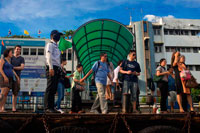 Bangkok. Chao Praya exprés parada de vaixell. Bangkok, vaixell Pública, ferri. Bangkok. Àsia. El riu Chao Phraya fa una gran manera de moure, ja que molts dels principals llocs d'interès turístic són fàcilment accessibles des del riu. Chao Praya River Express opera un servei regular de vaixell de dalt i baix del riu. Ordenar d'un autobús a l'aigua. Els preus són molt barats - es pot arribar a qualsevol lloc per a 11 Baht a 25 baht (0,34 $ a 0,76 dòlars), depenent de la distància i el tipus de vaixell. Hi ha molls al costat de molts dels hotels de ribera. Encara que no t'allotges al riu, si et quedaràs a prop del sistema de tren elevat, pot agafar un tren a l'estació de Pont de Taksin.