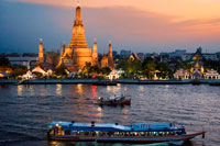 Bangkok. Paisaje en la puesta del sol del templo de Wat Arun de Chao Praya río desde el techo de la Sala Rattanakosin hotel. Bangkok. Tailandia. Asia. Restaurante y bar Sala Rattanakosin, restaurante sala de Rattanakosin, es una opción de comedor frente al río escénico, con vistas al legendario río Chao Phraya y el templo místico de la madrugada. Sala Rattanakosin bangkok también cuenta con el techo, este bar de la azotea y terraza en Bangkok ofrece ajuste de la orilla del río idílico para relajarse con una bebida fría al final de un día maravilloso turismo. En Sala Rattanakosin, nos aseguramos de que los clientes tengan una experiencia inolvidable, ya que disfrutar de nuestro bar de vinos y restaurante en Bangkok.