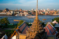 Bangkok. Paisaje en la puesta del sol del río Chao Praya del templo de Wat Arun. Bangkok. Tailandia. Asia. Wat Arun, conocido localmente como Wat Chaeng, está situado en la orilla oeste (Thonburi) del río Chao Phraya. Es fácilmente uno de los más impresionantes templos en Bangkok, no sólo debido a su ubicación junto al río, sino también porque el diseño es muy diferente a los otros templos que se pueden visitar en Bangkok. Wat Arun (o templo del amanecer) es en parte formadas por torres decoradas con vivos colores y se alza majestuosa sobre el agua. Wat Arun es casi directamente enfrente de Wat Pho, así que es muy fácil llegar a.