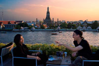 Bangkok. Pareja de amantes. Paisaje en la puesta del sol del templo de Wat Arun de Chao Praya río desde el techo de la Sala Rattanakosin hotel. Bangkok. Tailandia. Asia. Restaurante y bar Sala Rattanakosin, restaurante sala de Rattanakosin, es una opción de comedor frente al río escénico, con vistas al legendario río Chao Phraya y el templo místico de la madrugada. Sala Rattanakosin bangkok también cuenta con el techo, este bar de la azotea y terraza en Bangkok ofrece ajuste de la orilla del río idílico para relajarse con una bebida fría al final de un día maravilloso turismo. En Sala Rattanakosin, nos aseguramos de que los clientes tengan una experiencia inolvidable, ya que disfrutar de nuestro bar de vinos y restaurante en Bangkok. EL TECHO.