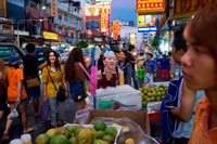 Bangkok. Restaurants i ambient nocturn a la carretera Thanon Yaowarat a la nit al cèntric barri de Chinatown de Bangkok, Tailàndia. Yaowarat i Phahurat és multicultural barri de Bangkok, situada a l'oest de Silom i sud-est de Rattanakosin. Yaowarat Road és la llar de la comunitat xinesa gran de Bangkok, mentre que els d'ètnia índia s'han congregat al voltant Phahurat Road. Durant el dia, Yaowarat no es veu molt diferent de qualsevol altra part de Bangkok, encara que el barri se sent com un gran mercat del carrer i hi ha algunes joies ocultes esperant a ser explorat. Però a la nit, els rètols de neó resplendents amb caràcters xinesos estan encesos i les multituds dels restaurants es deixen caure pels carrers, convertint la zona en una miniatura de Hong Kong (menys els gratacels).
