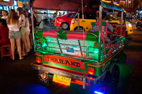 Bangkok. Tuk tuk en la calle. Vea abajo de la carretera Thanon Yaowarat en la noche en el céntrico barrio de Chinatown de Bangkok, Tailandia. Yaowarat y Phahurat es multicultural barrio de Bangkok, situada al oeste de Silom y sureste de Rattanakosin. Yaowarat Road es el hogar de la comunidad china grande de Bangkok, mientras que los de etnia india se han congregado alrededor Phahurat Road. Durante el día, Yaowarat no se ve muy diferente de cualquier otra parte de Bangkok, aunque el barrio se siente como un gran mercado de la calle y hay algunas joyas ocultas esperando a ser explorado.