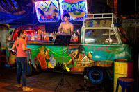 Bangkok. Un bar de cócteles autobús VW de Volkswagen en Soi Rambuttri. Bangkok. Tomar una cerveza con hielo o un cóctel en uno de los bares de pop-up y tire hacia arriba de un asiento con los lugareños. El mejor lugar para probar es a lo largo de la parte posterior del templo donde se puede escuchar buena música en vivo y un ambiente acogedor y alegre. Estos lugares no suelen ponerse a trabajar hasta después de las 23:00 sin embargo. También puede encontrar un par de los bares increíbles coches decorados en Rambuttri - una caravana VW y un songtaew. VW bares son furgonetas convertidas con el personal que operan las cocteleras desde el interior del Volkswagen. Decorado con luces de neón, bolas de discoteca e impresionantes sistemas de sonido a todo volumen de los últimos éxitos del pop, son una adición notable a la fiesta en la calle Sukhumvit 11.