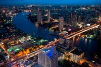 Bangkok. Viws panoràmiques i landcape de Bangkok del Sirocco terrat. Tailàndia. Àsia, Bangkok, capital, Centara Grand, riu Chao Praya, Ciutat, còctels, cúpula, Begudes, foscor, bar al terrat Lebua St. Sirocco a l'hotel Lebua, Bangkok, Tailàndia. La sensació de "haver arribat" en un dels restaurants més emblemàtics de Bangkok comença amb la pujada al pis 63 i el passeig per l'escala artísticament il·luminat, amb la ciutat als seus peus i els ceps calmants de la banda de jazz de ressonància a través de la càlida brisa. Sirocco és la més gran del món tot restaurant a l'aire lliure i "Sky Bar", ubicat al pis 64 de la Torre Estat a Bangkok, Tailàndia, que és el segon edifici més alt de Tailàndia. El restaurant amb capacitat per a 150 va obrir les seves portes en l'hivern de 2003.