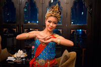 Bangkok. Rendimiento tailandés danza clásica en Salathip Restaurante, Hotel, Shangri La, Bangkok, Tailandia, Asia. Salathip está ubicado cerca de Nueva Carretera en Soi Wat Suan Phlu y está dentro del Shangri-La Hotel, Bangkok. Que sirve platos tradicionales y clásicos por las aguas que fluyen del río Chao Phraya, el "río de los reyes". Las actuaciones tradicionales tailandeses alojados en el restaurante (7-10 pm durante la semana) sin duda mantendrá pegado al centro del escenario. Y si tienes suerte, incluso se puede promulgar una historia que está estrechamente ligada a la cultura hindú! No se sorprenda si se promulgan el Ramayana delante de sus propios ojos! Los huéspedes pueden relajarse en el interior, o bien optar por comer al aire libre junto al río, que puede conseguir refrescante debido a un ambiente ventoso suave durante la noche.